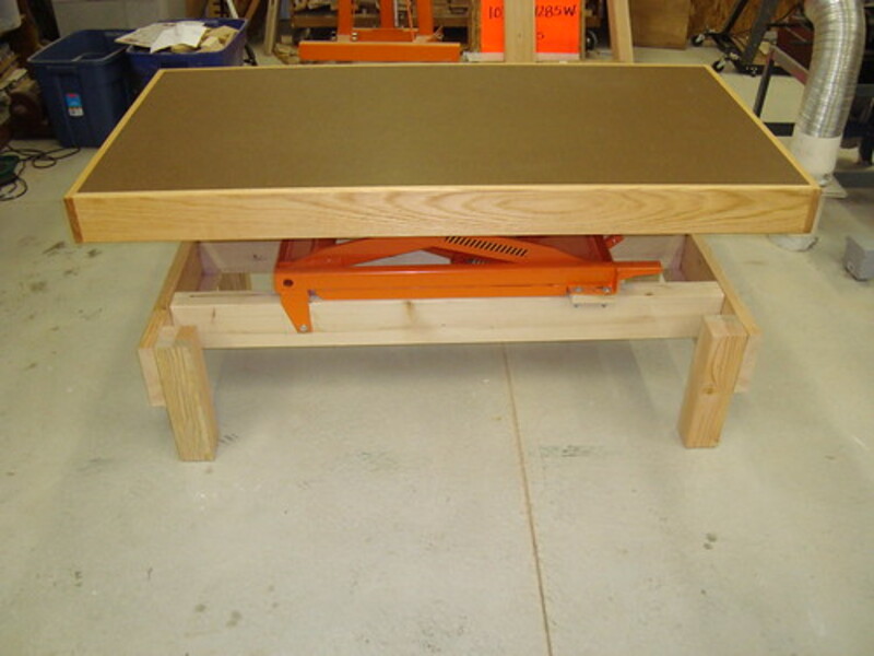 Adjustable height workbench and assembly table